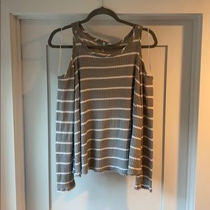 Cold shoulder longsleeve top